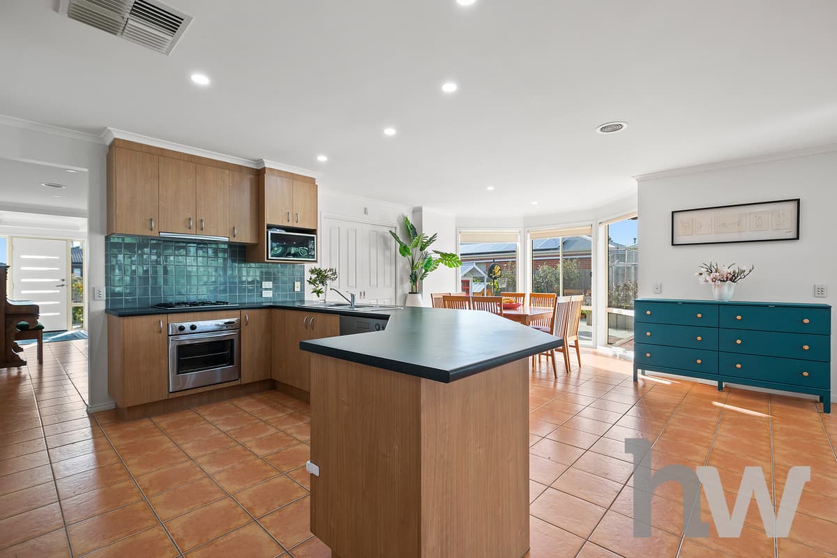 8 Paratone Crescent, ST ALBANS PARK VIC 3219, St Albans Park - Thumbnail 4