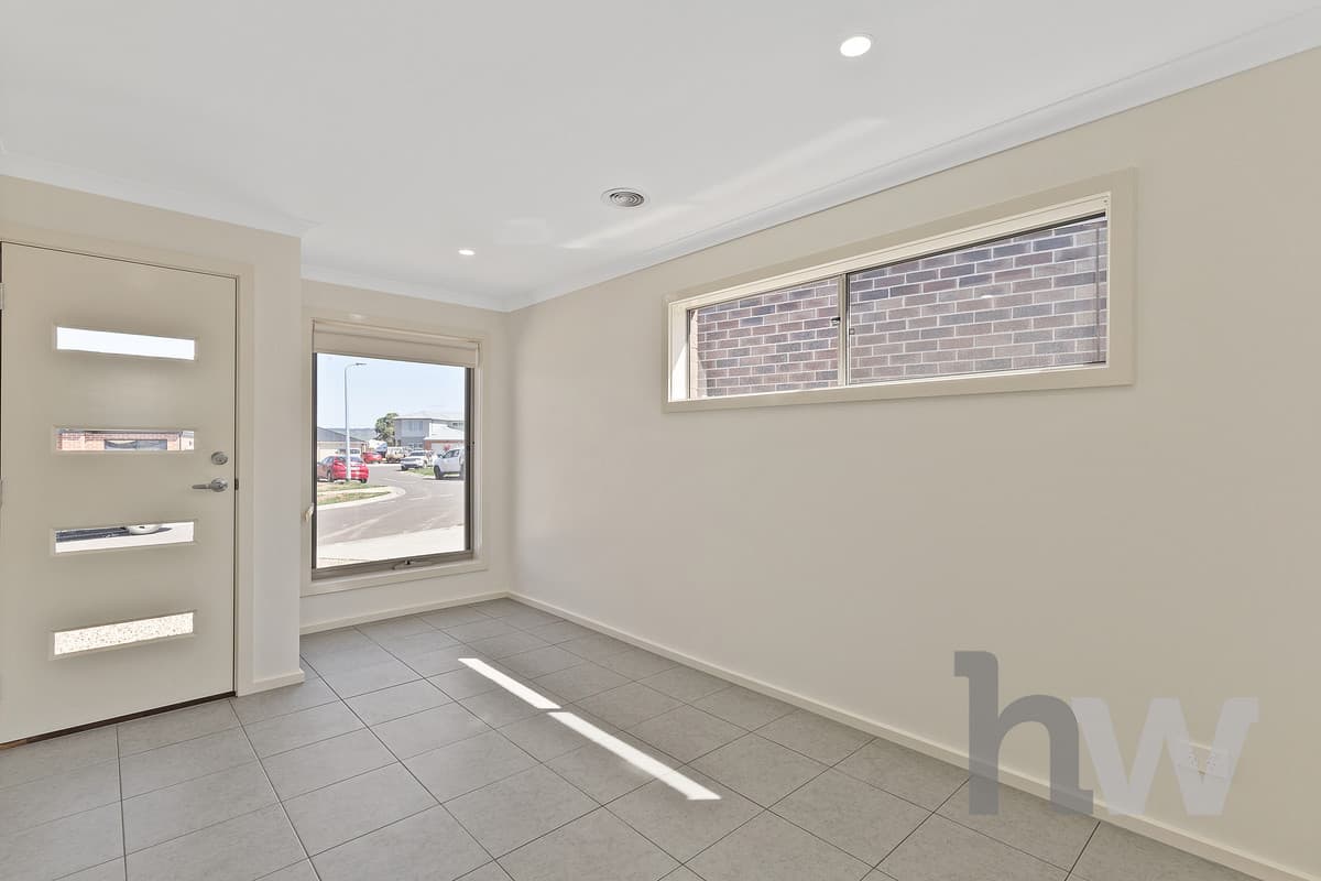24 Simmons Drive, BACCHUS MARSH VIC 3340, Bacchus Marsh - Thumbnail 2