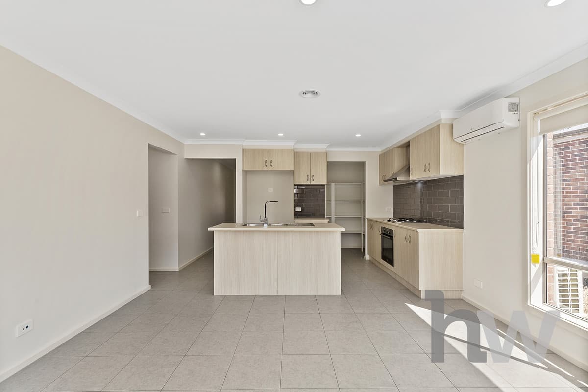 24 Simmons Drive, BACCHUS MARSH VIC 3340, Bacchus Marsh - Thumbnail 3