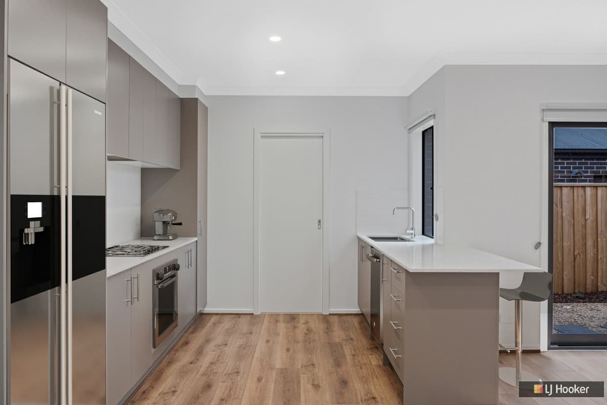 6 Harry Drive, THORNHILL PARK VIC 3335, Thornhill Park - Thumbnail 2