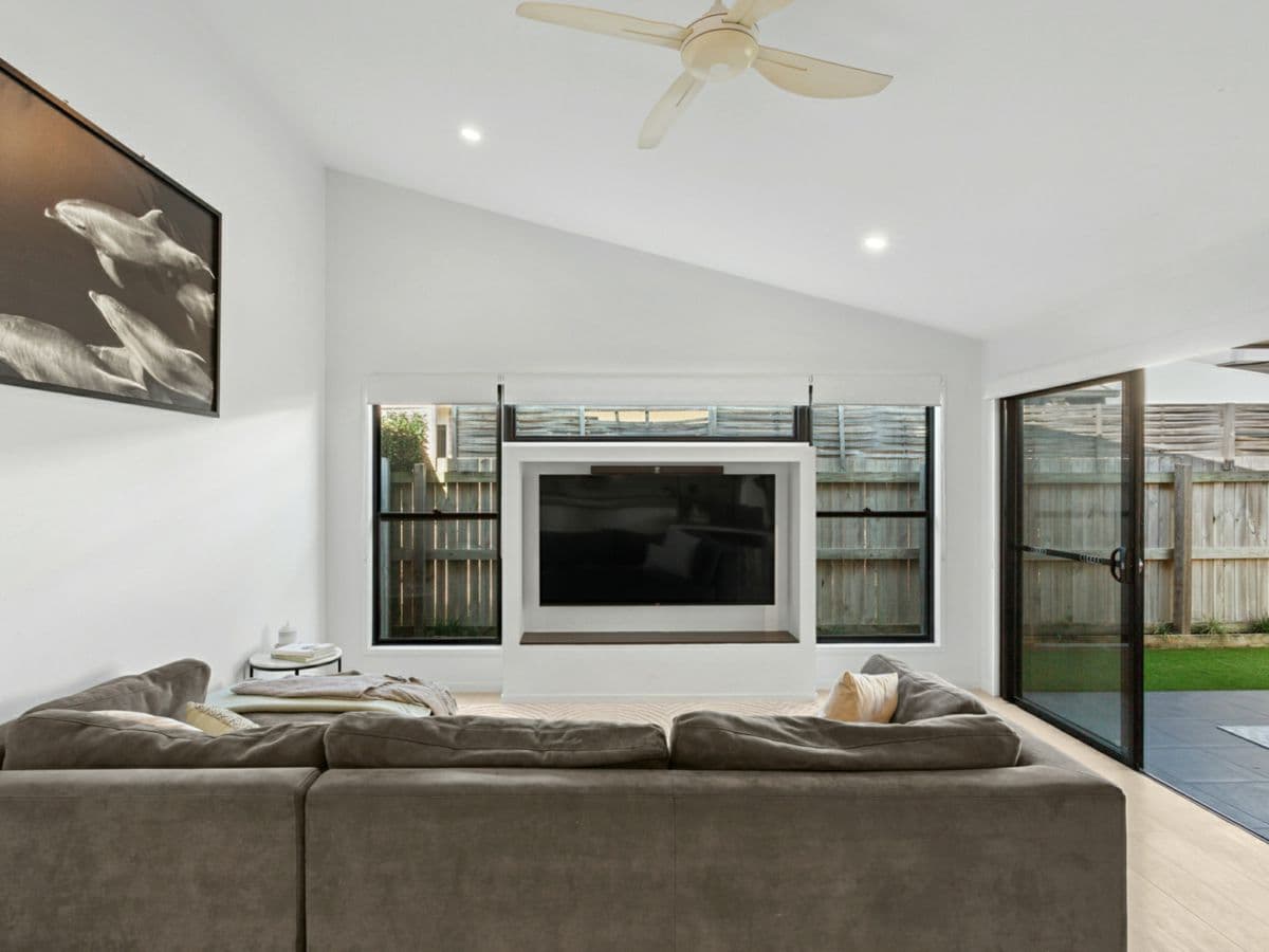 2/17 Wood Crescent, BARINGA, Baringa - Thumbnail 2