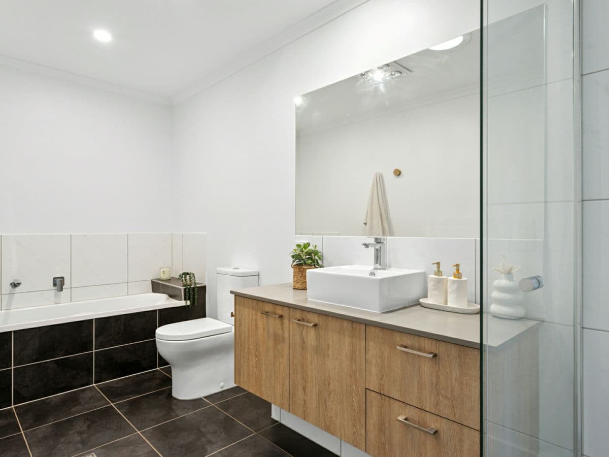 2/17 Wood Crescent, BARINGA, Baringa - Thumbnail 8