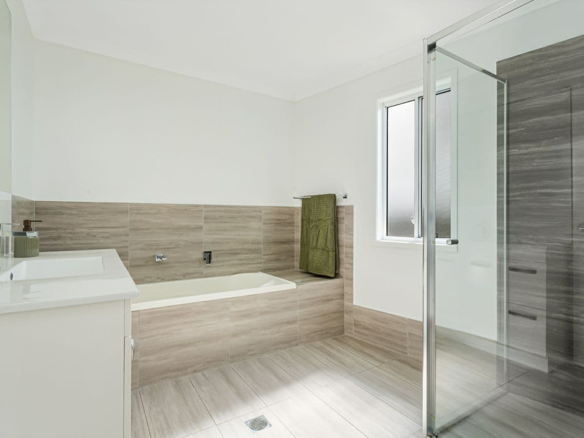 15 Barlee Court, ELANORA, Elanora - Thumbnail 7