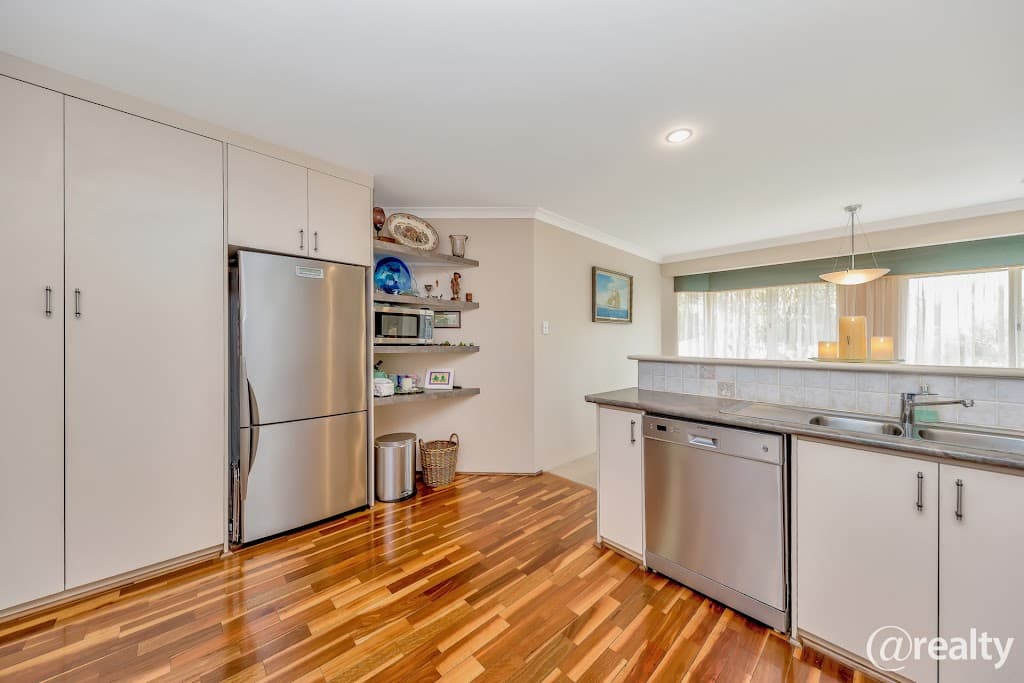 20 Silvertop Avenue, Halls Head, WA, 6210, Halls Head - Thumbnail 4