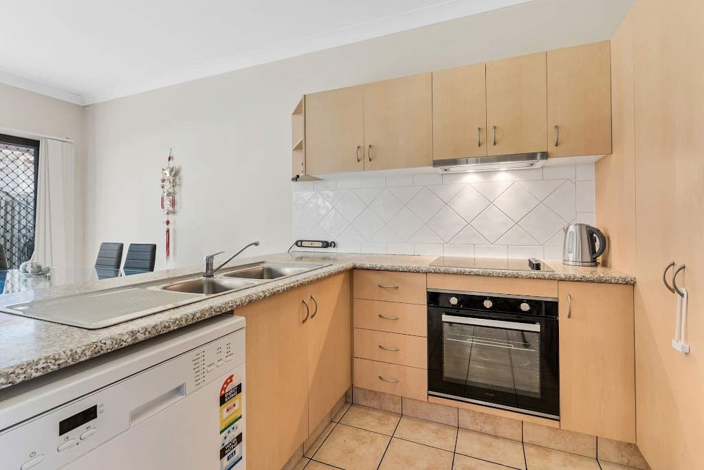 5/32 Blake Street, SOUTHPORT, QLD, 4215, Southport - Thumbnail 2