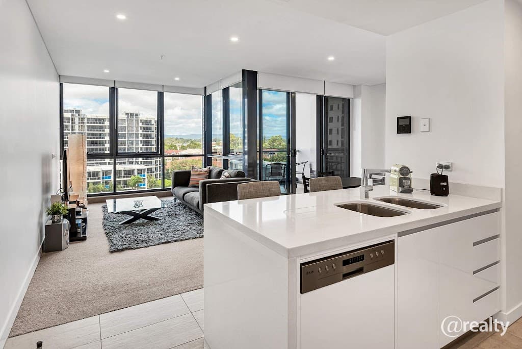 701/2 Como Crescent, SOUTHPORT, QLD, 4215, Southport - Thumbnail 3