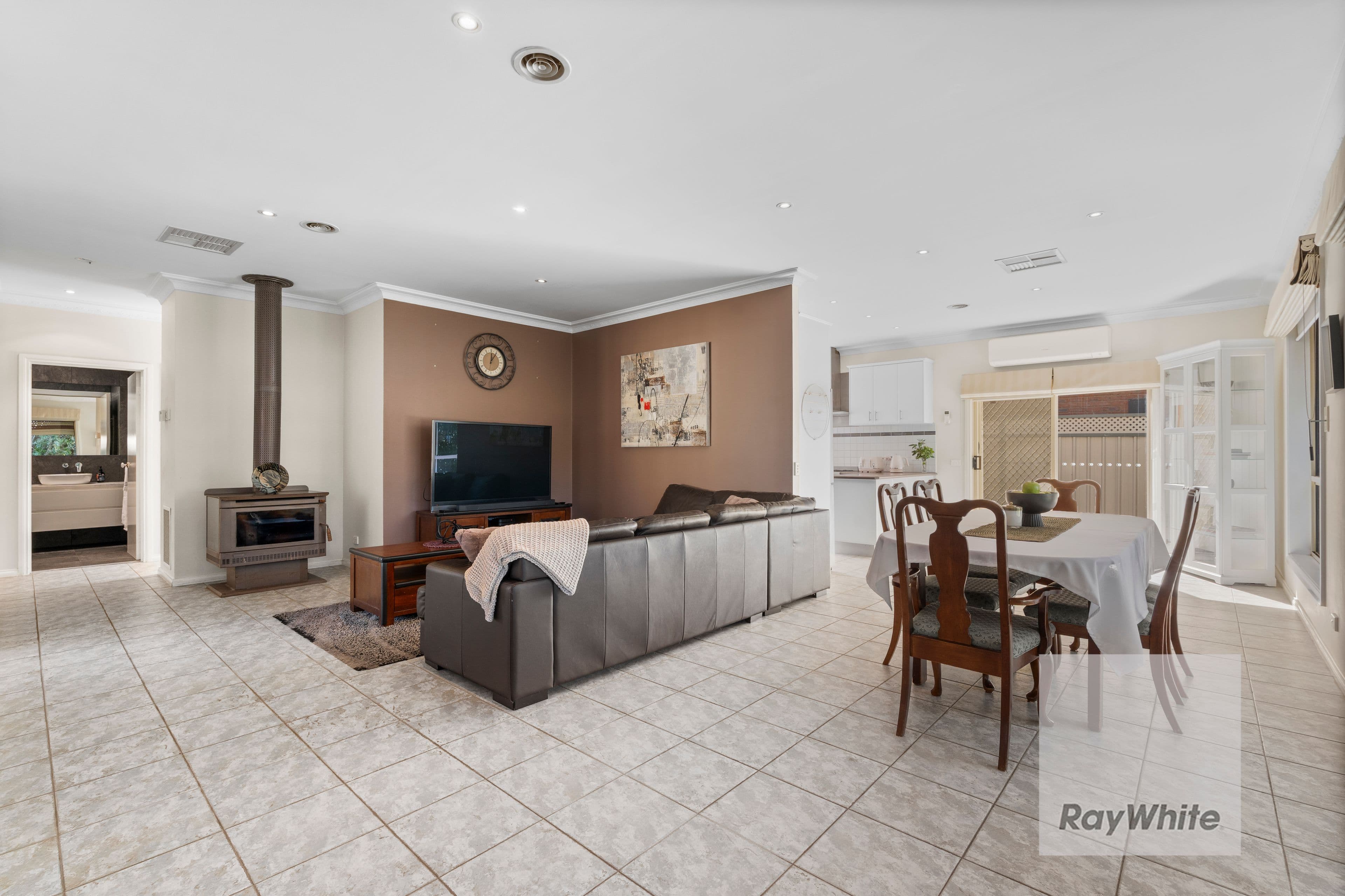 2 Leichardt Crescent, Reservoir VIC 3073, Reservoir - Thumbnail 2