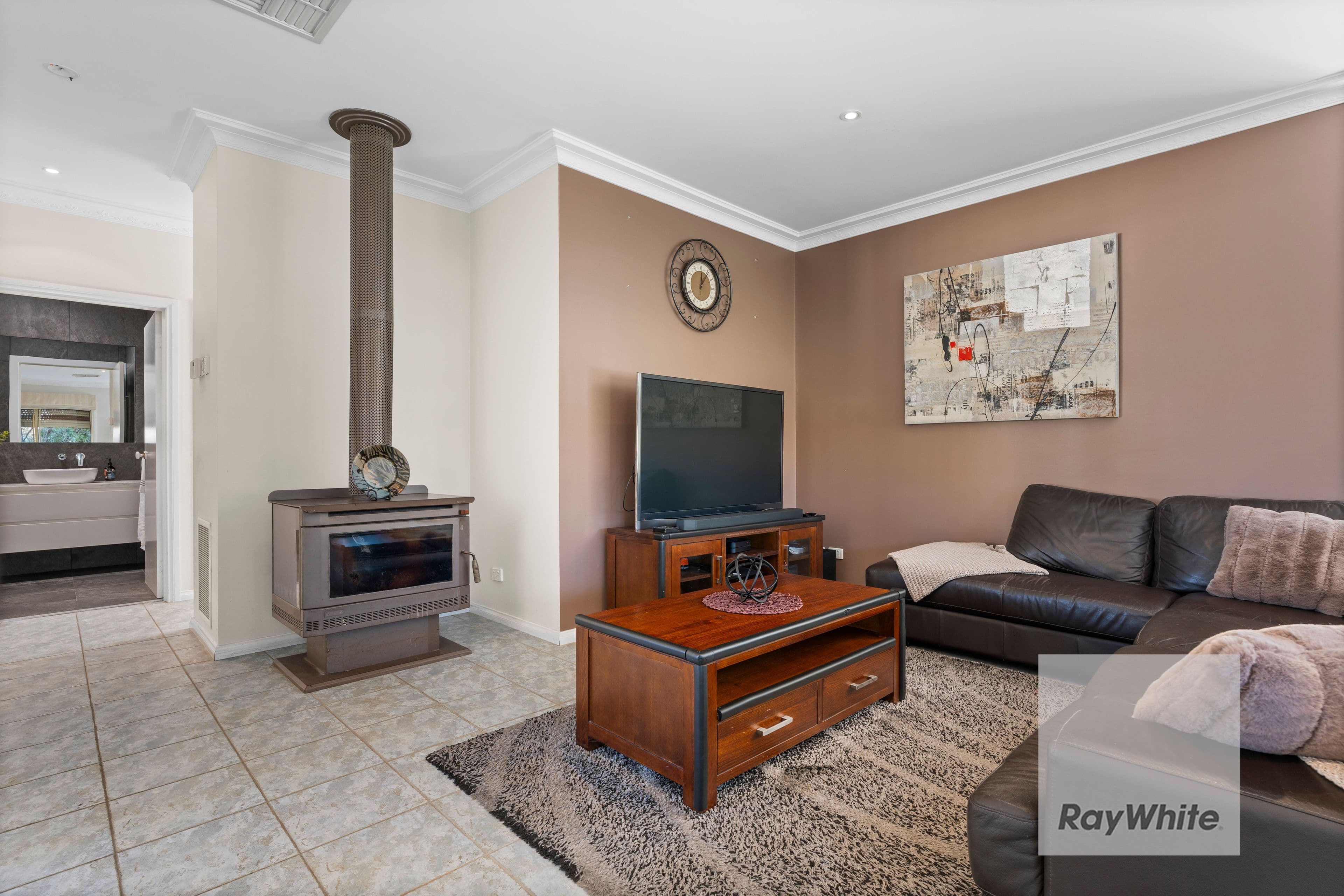 2 Leichardt Crescent, Reservoir VIC 3073, Reservoir - Thumbnail 3