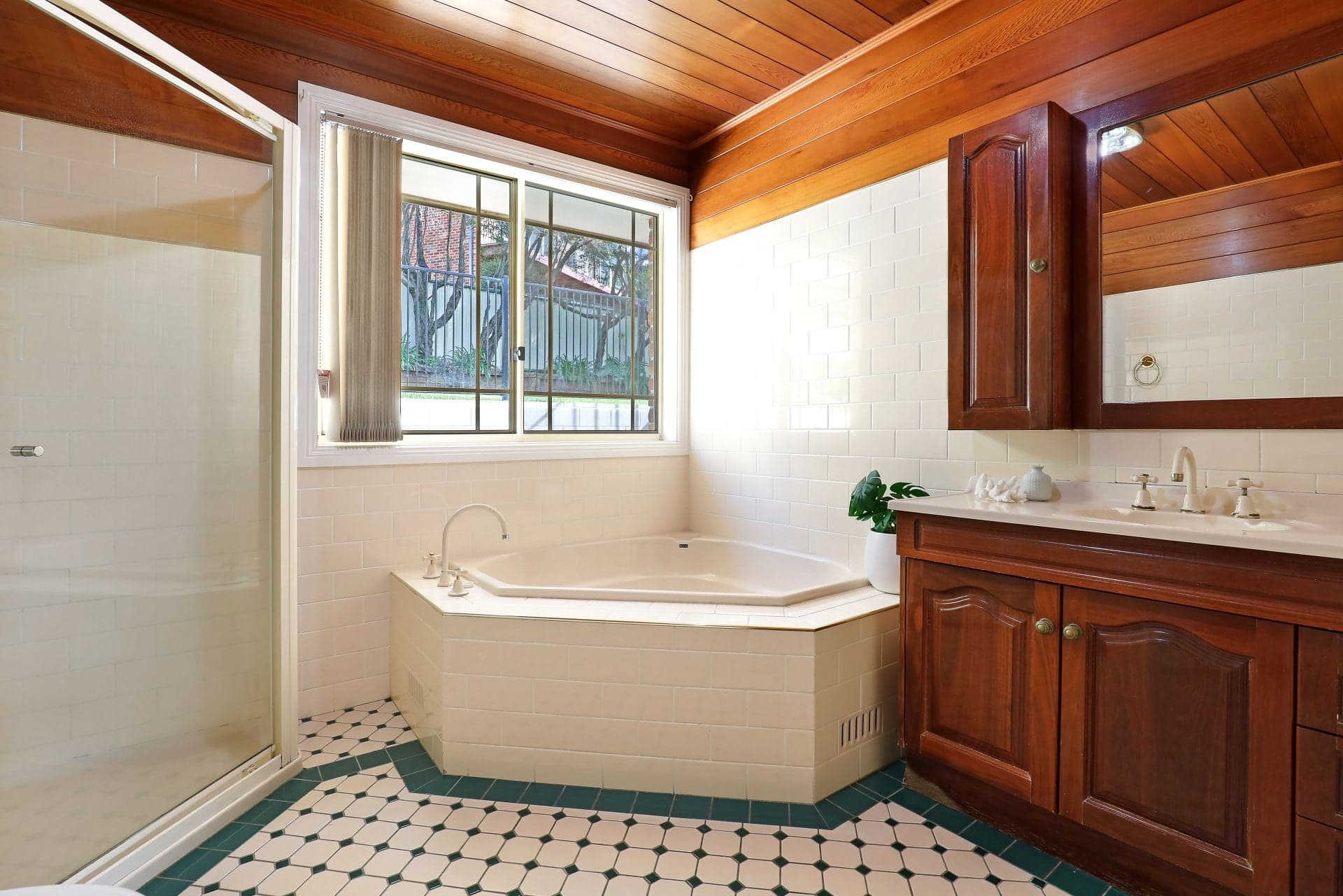 182 Waples Road, Farmborough Heights, Farmborough Heights - Thumbnail 2