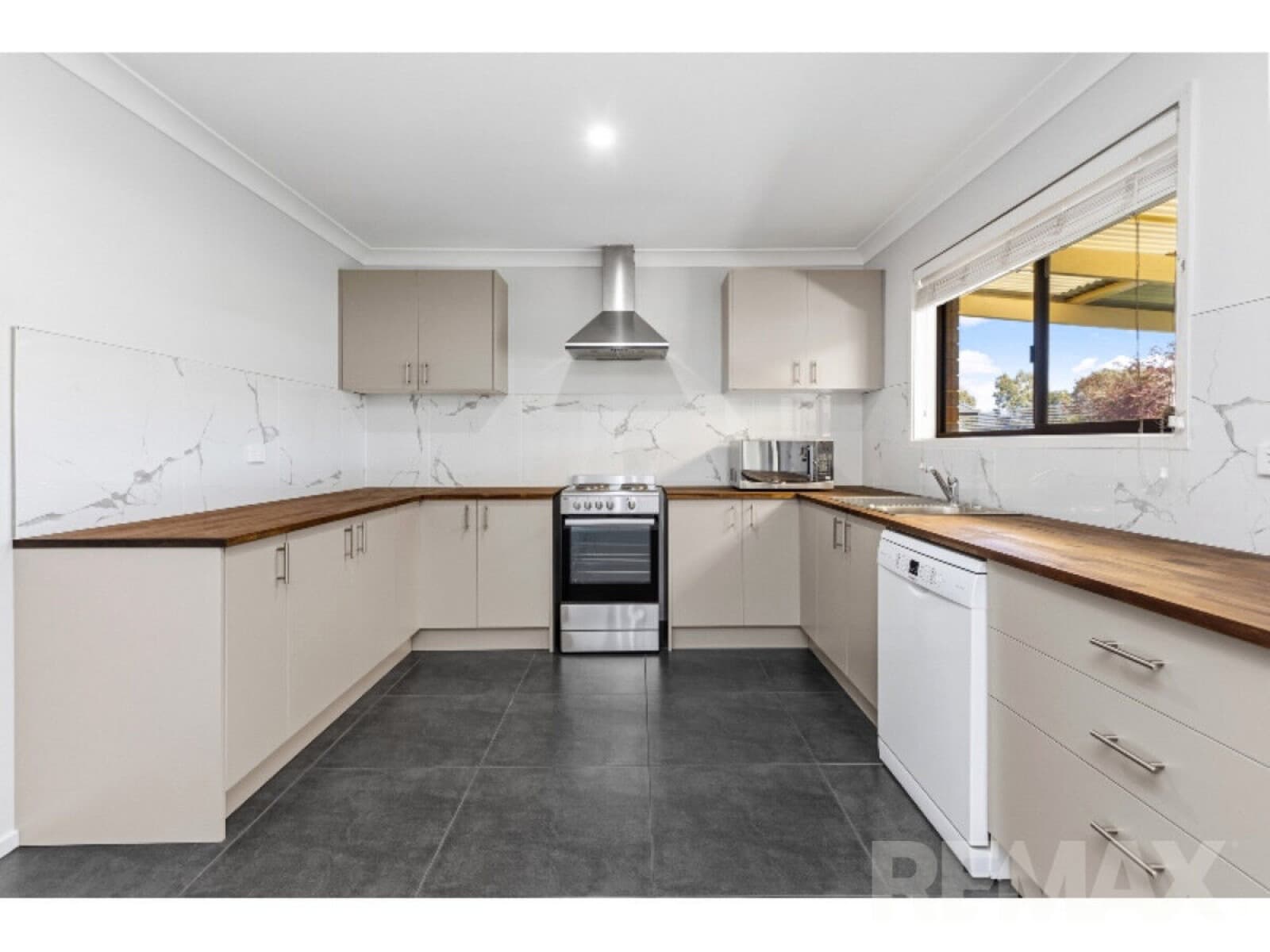 14 Truscott Drive Ashmont NSW 2650, Ashmont - Thumbnail 3