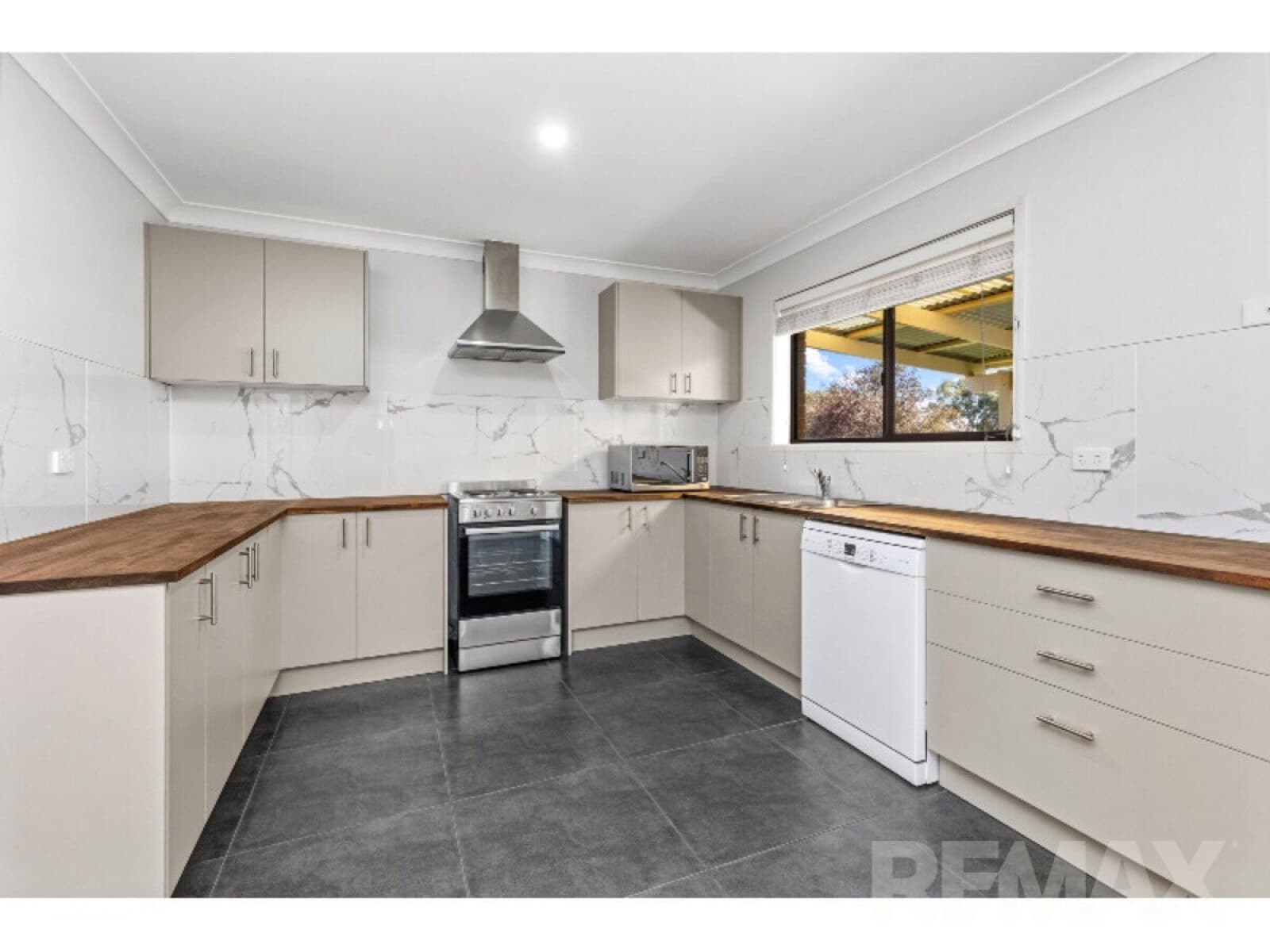 14 Truscott Drive Ashmont NSW 2650, Ashmont - Thumbnail 4