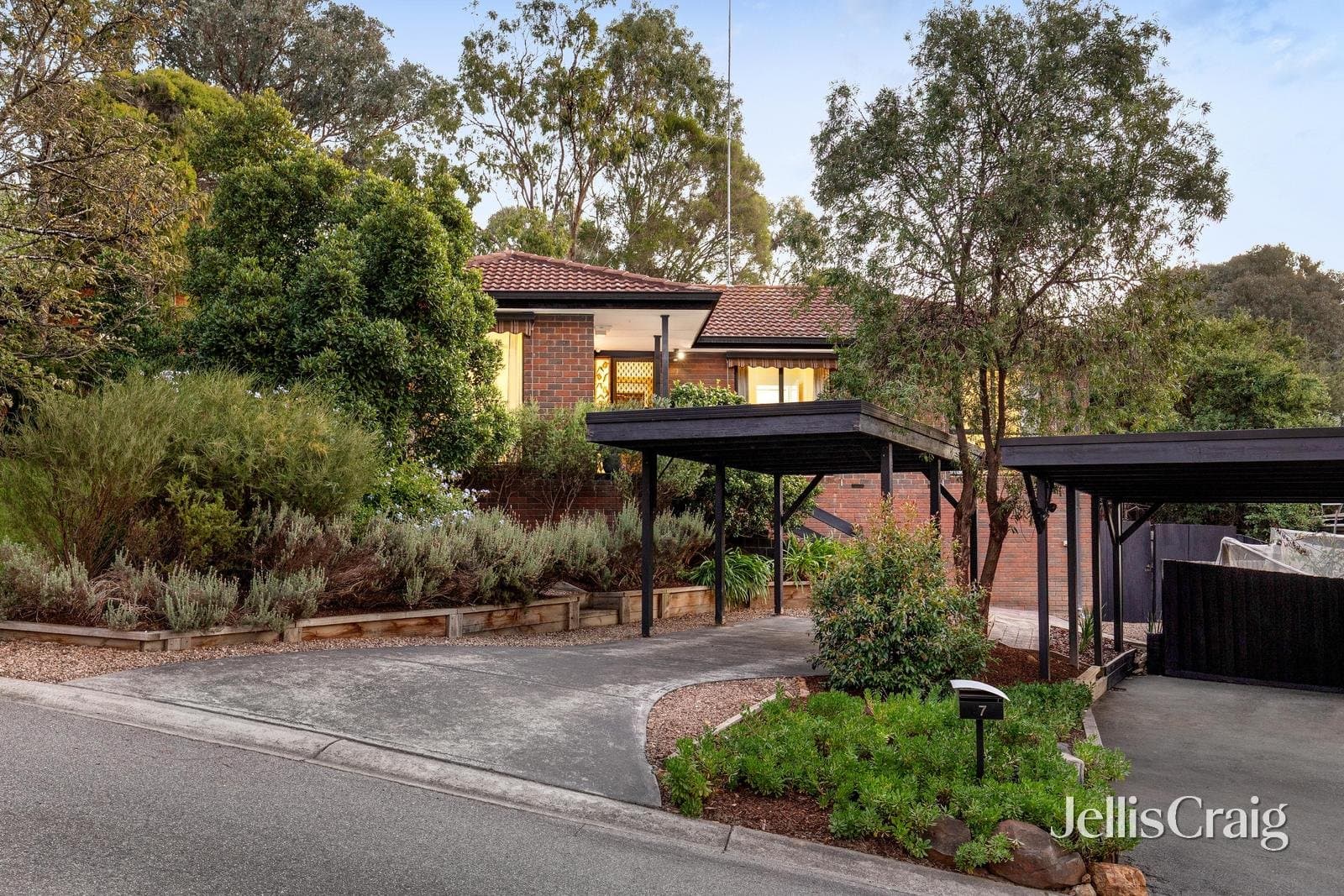 7 Melissa Close, Hurstbridge, Hurstbridge - Thumbnail 2