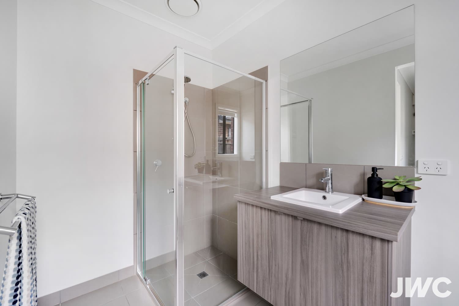 6 Horton Drive, Werribee, Werribee - Thumbnail 4
