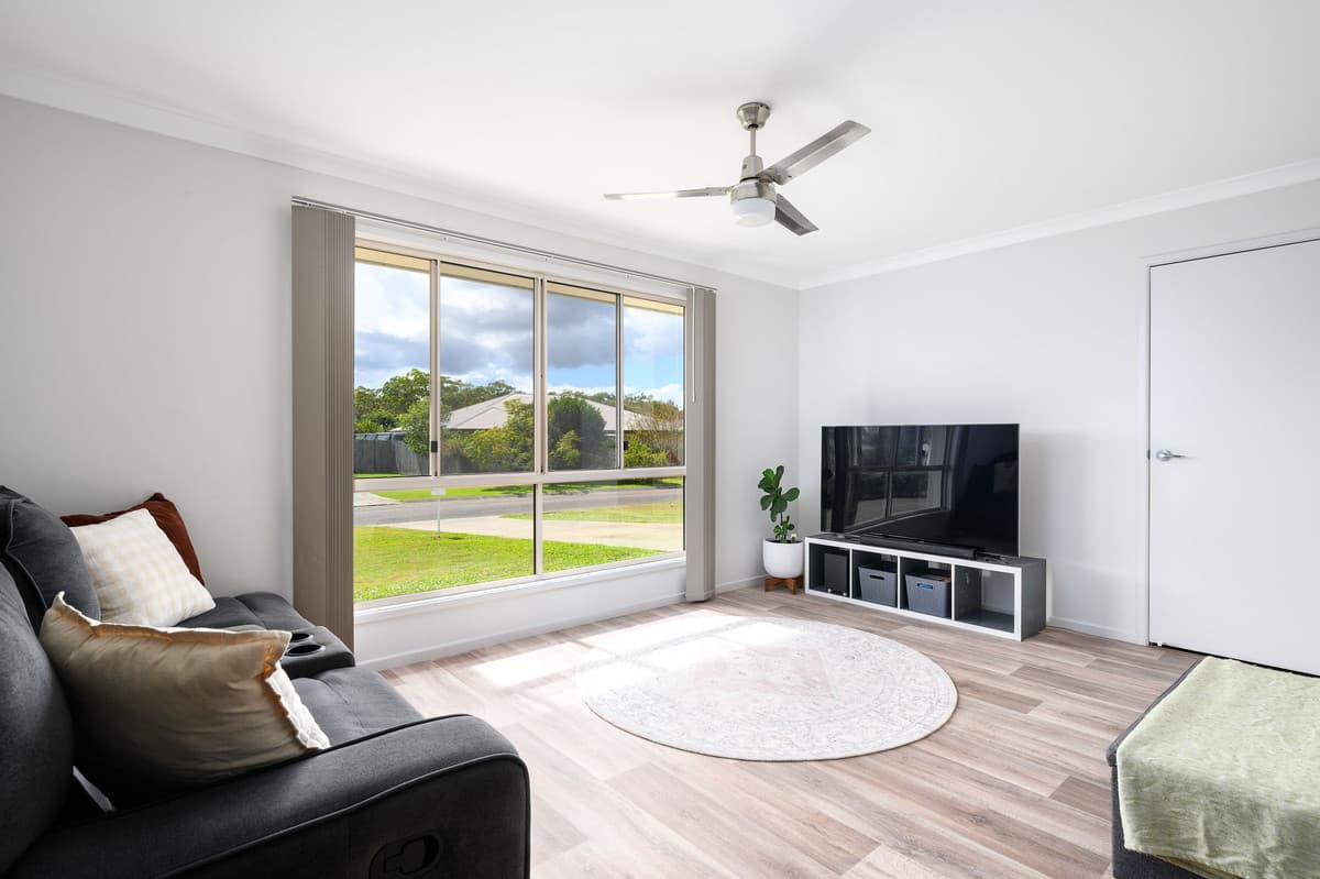 14 Environs Avenue, Cooloola Cove - Thumbnail 2