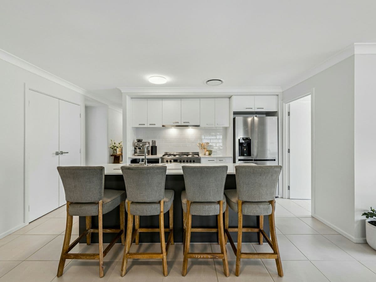 16 Davies Close, WESTON, Weston - Thumbnail 2