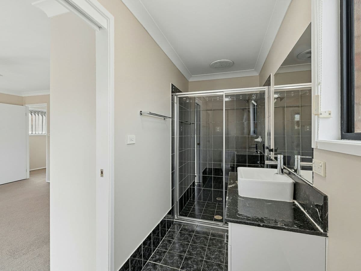 6 Lakeside Street, CURRANS HILL, Currans Hill - Thumbnail 3