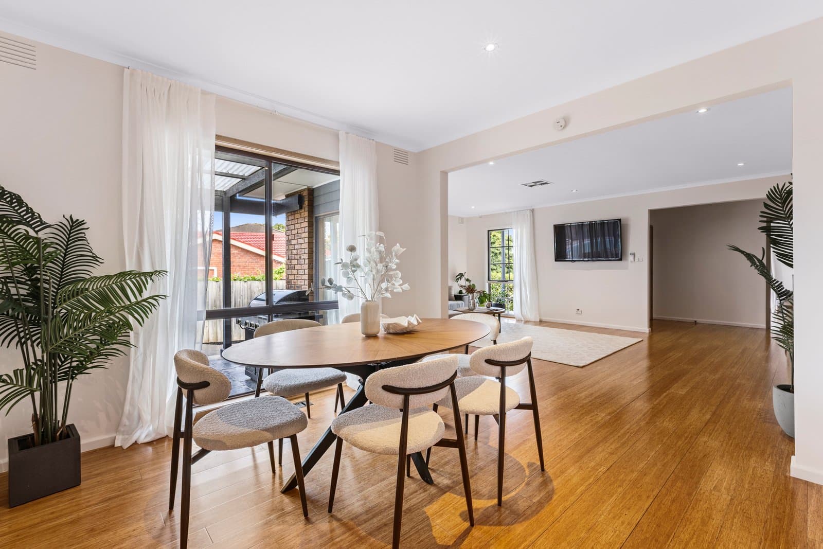 54 Mannering Drive, Glen Waverley, Glen Waverley - Thumbnail 3