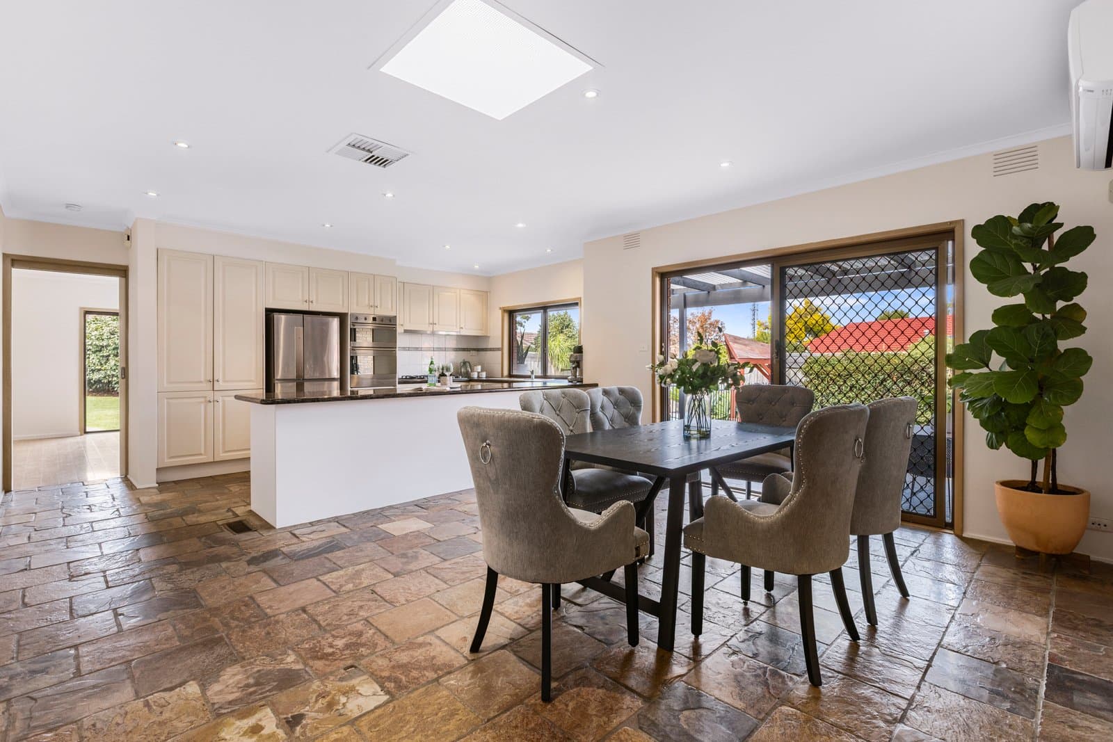 54 Mannering Drive, Glen Waverley, Glen Waverley - Thumbnail 4