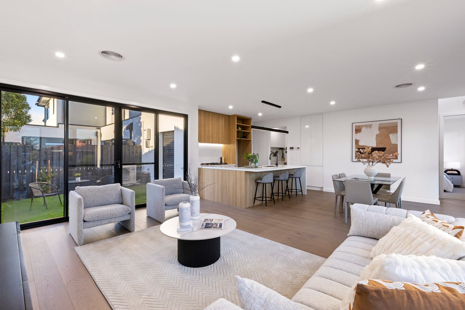 1&2/87 Winmalee Drive,
                        
                    
                    
                        
                            Glen Waverley, Glen Waverley - Thumbnail 2