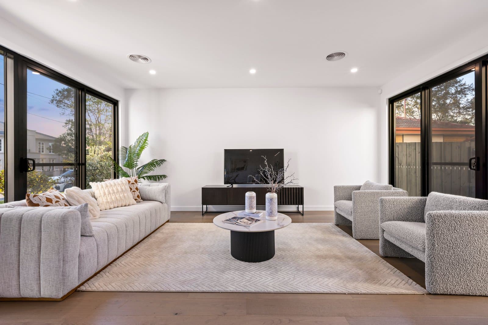 1&2/87 Winmalee Drive,
                        
                    
                    
                        
                            Glen Waverley, Glen Waverley - Thumbnail 3