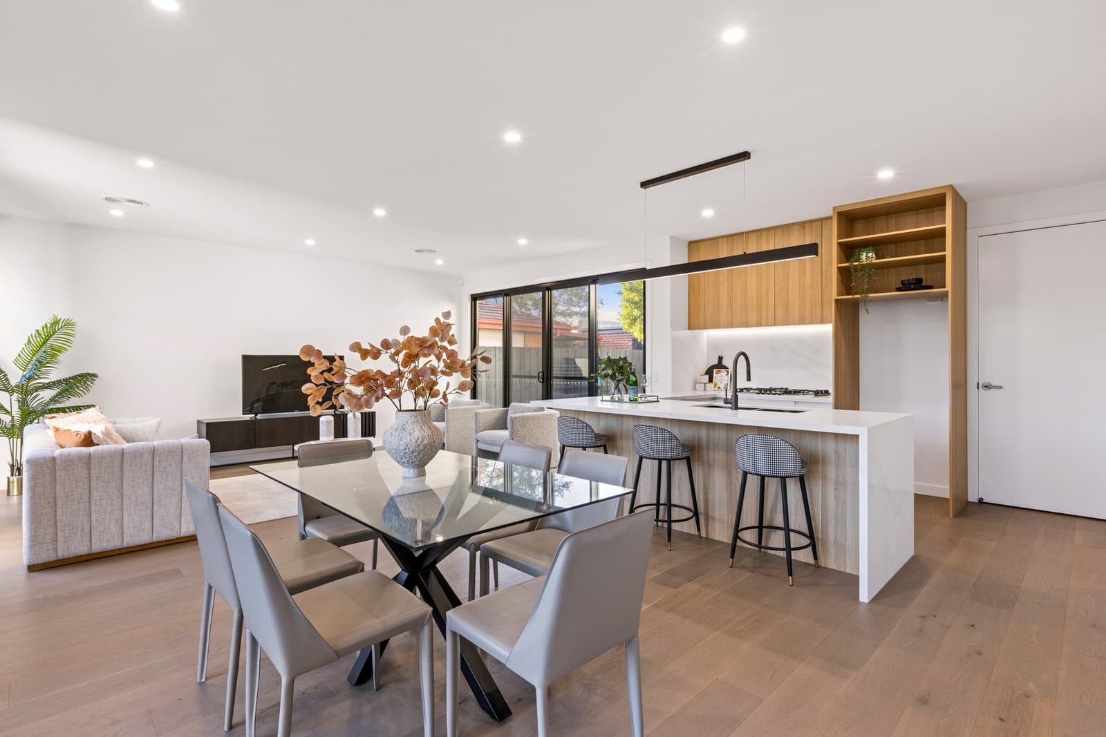 1&2/87 Winmalee Drive,
                        
                    
                    
                        
                            Glen Waverley, Glen Waverley - Thumbnail 4