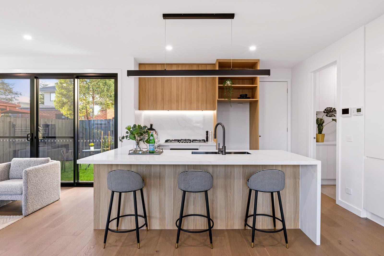 1&2/87 Winmalee Drive,
                        
                    
                    
                        
                            Glen Waverley, Glen Waverley - Thumbnail 5