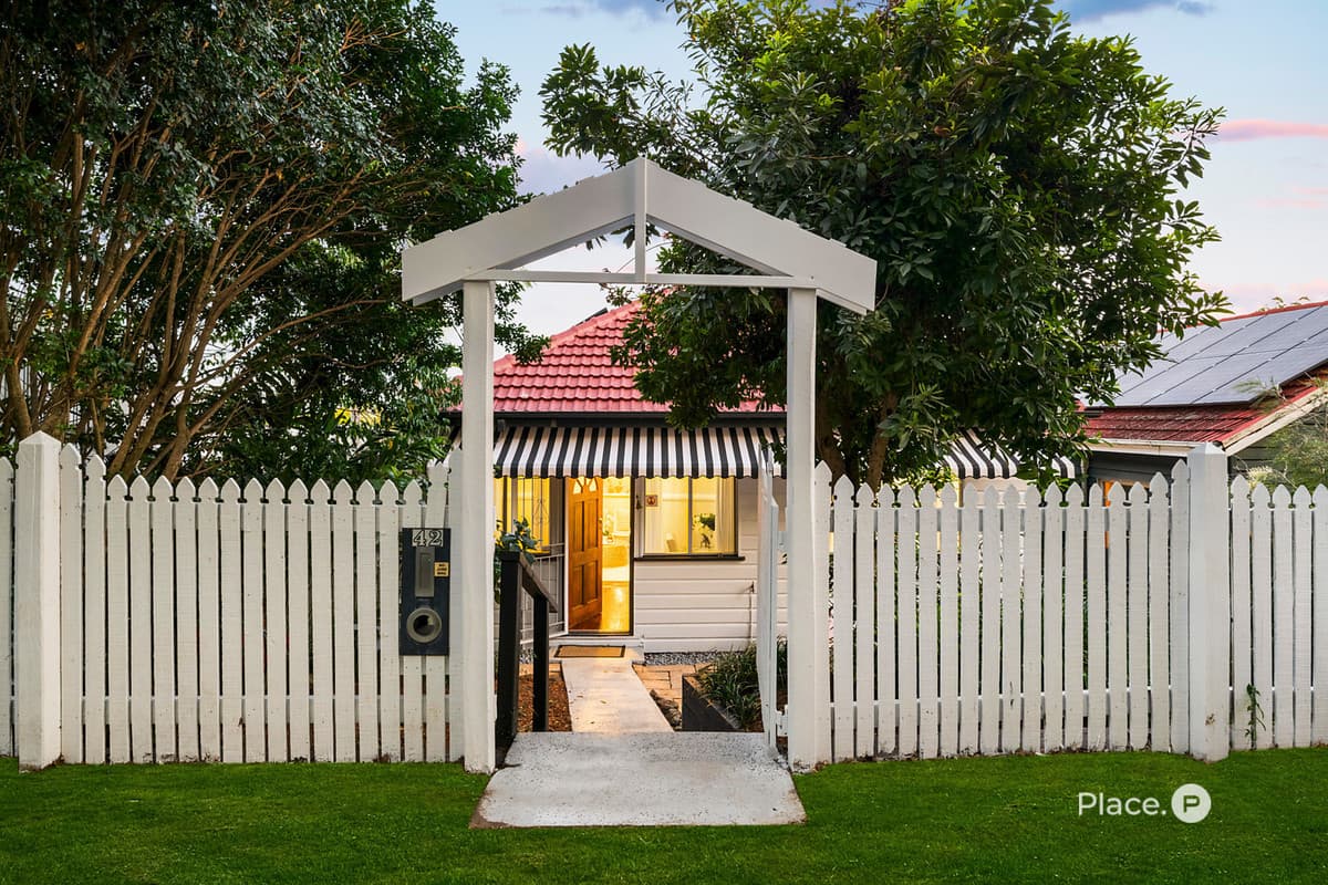 42 Hockings Street, Holland Park West - Image 1