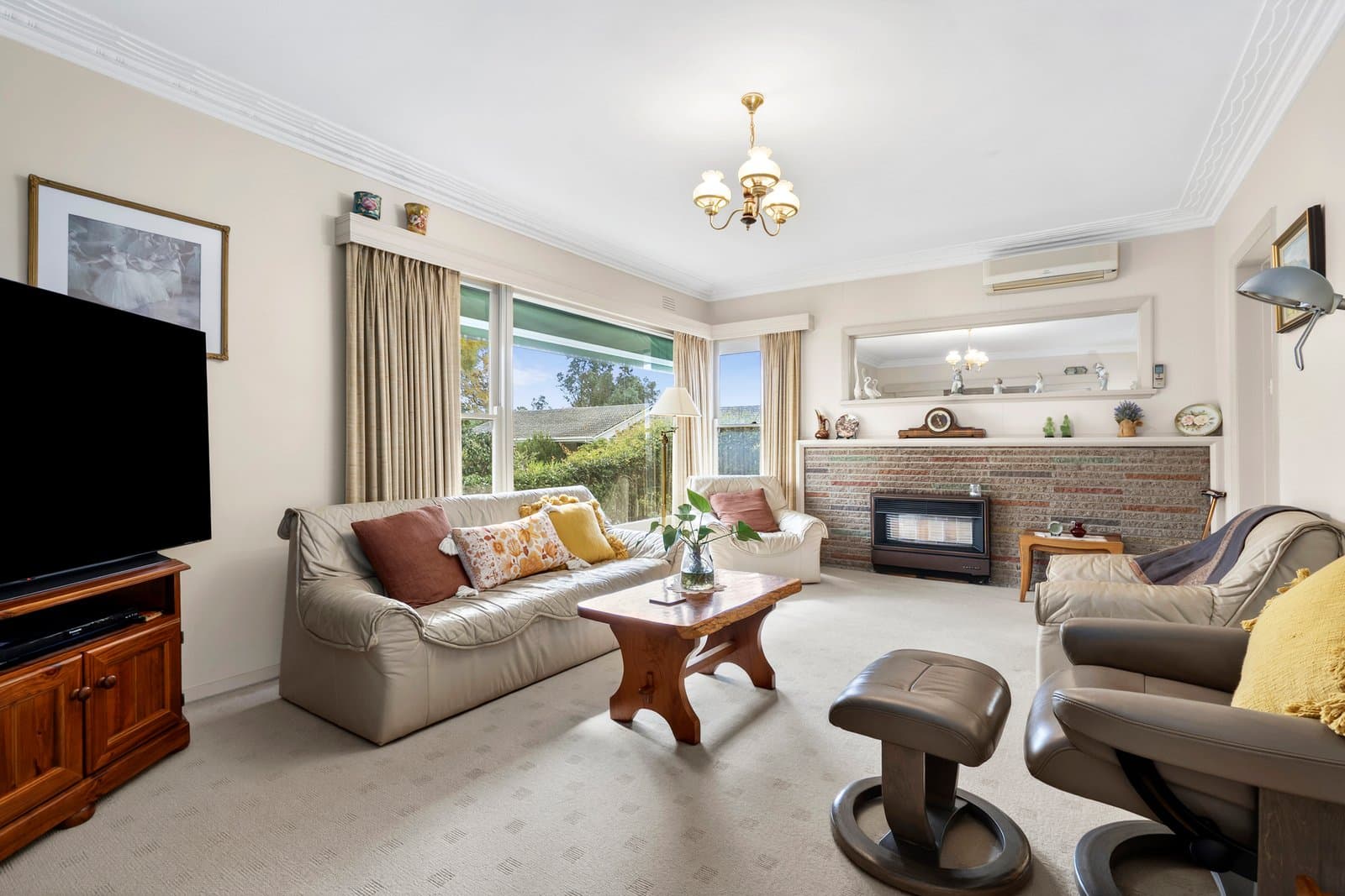 16 Ferry Grove, Newcomb, Newcomb - Thumbnail 2