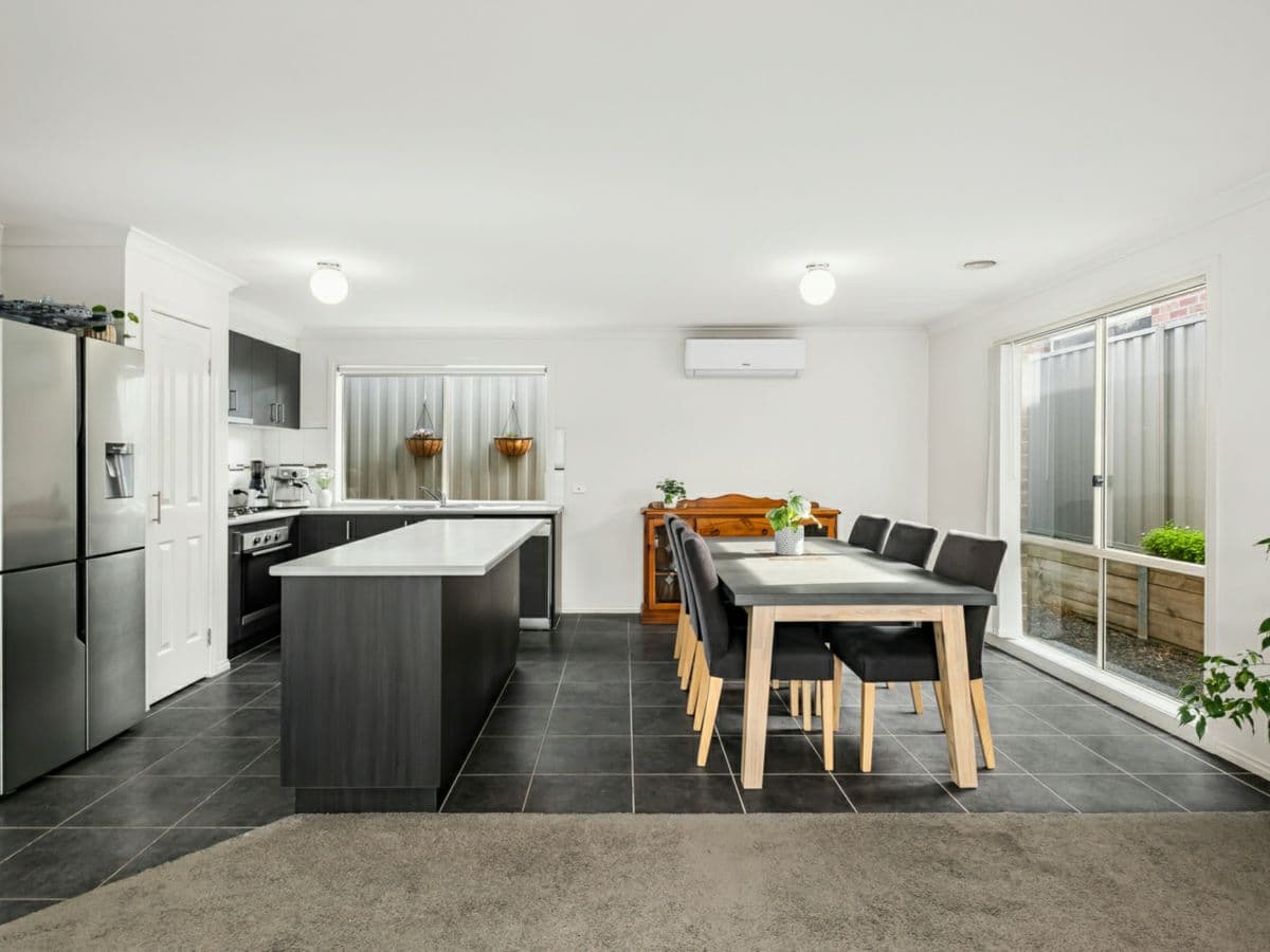 11 Southampton Drive, LANGWARRIN, Langwarrin - Thumbnail 2