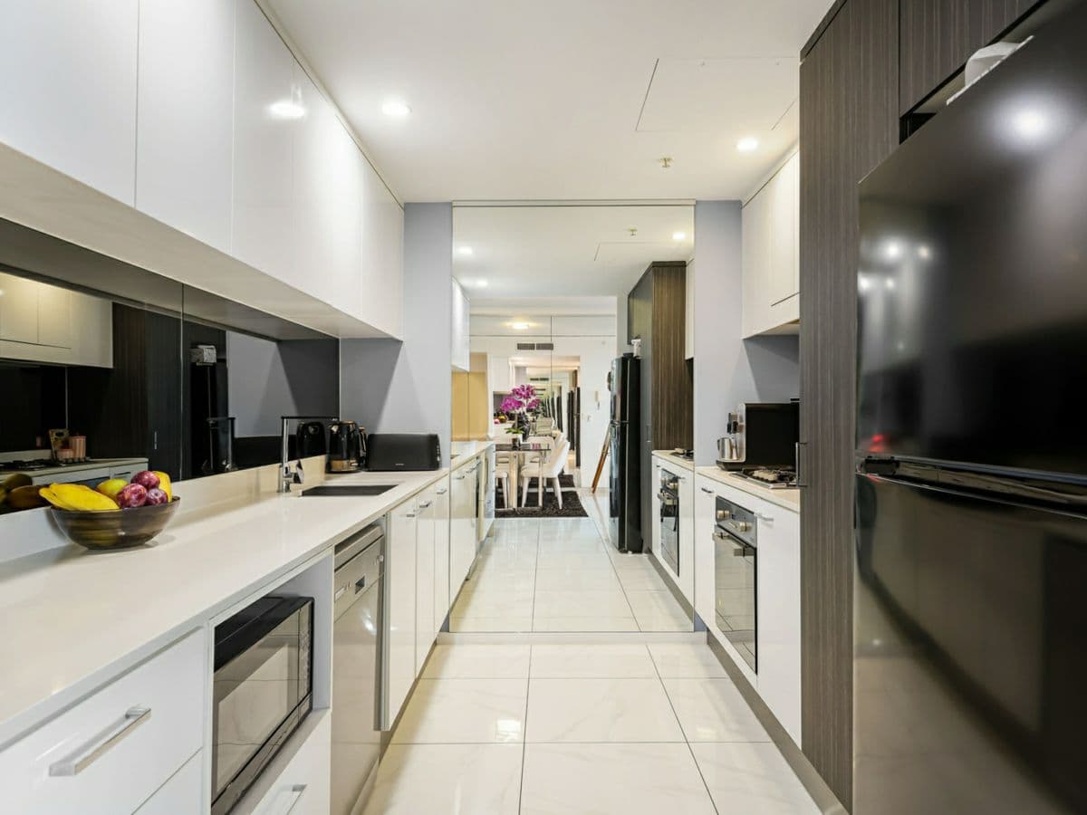 3703/5 Harbour Side Court, BIGGERA WATERS, Biggera Waters - Thumbnail 3