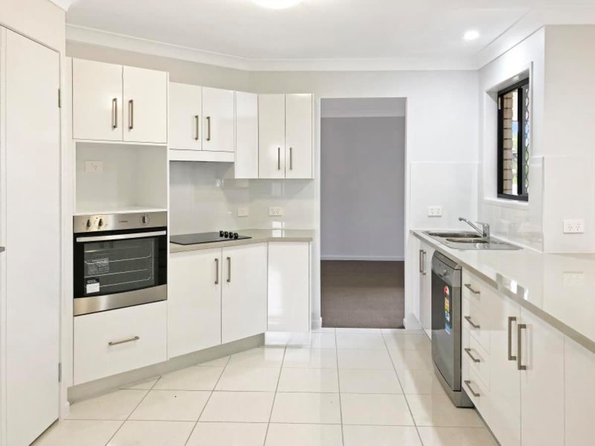 11 Geoff Wilson Drive, NORMAN GARDENS QLD, Norman Gardens - Thumbnail 2