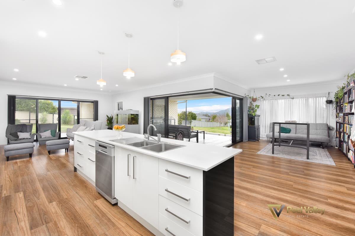 21 Falcon Drive Calala, TAMWORTH NSW 2340, Tamworth - Thumbnail 2