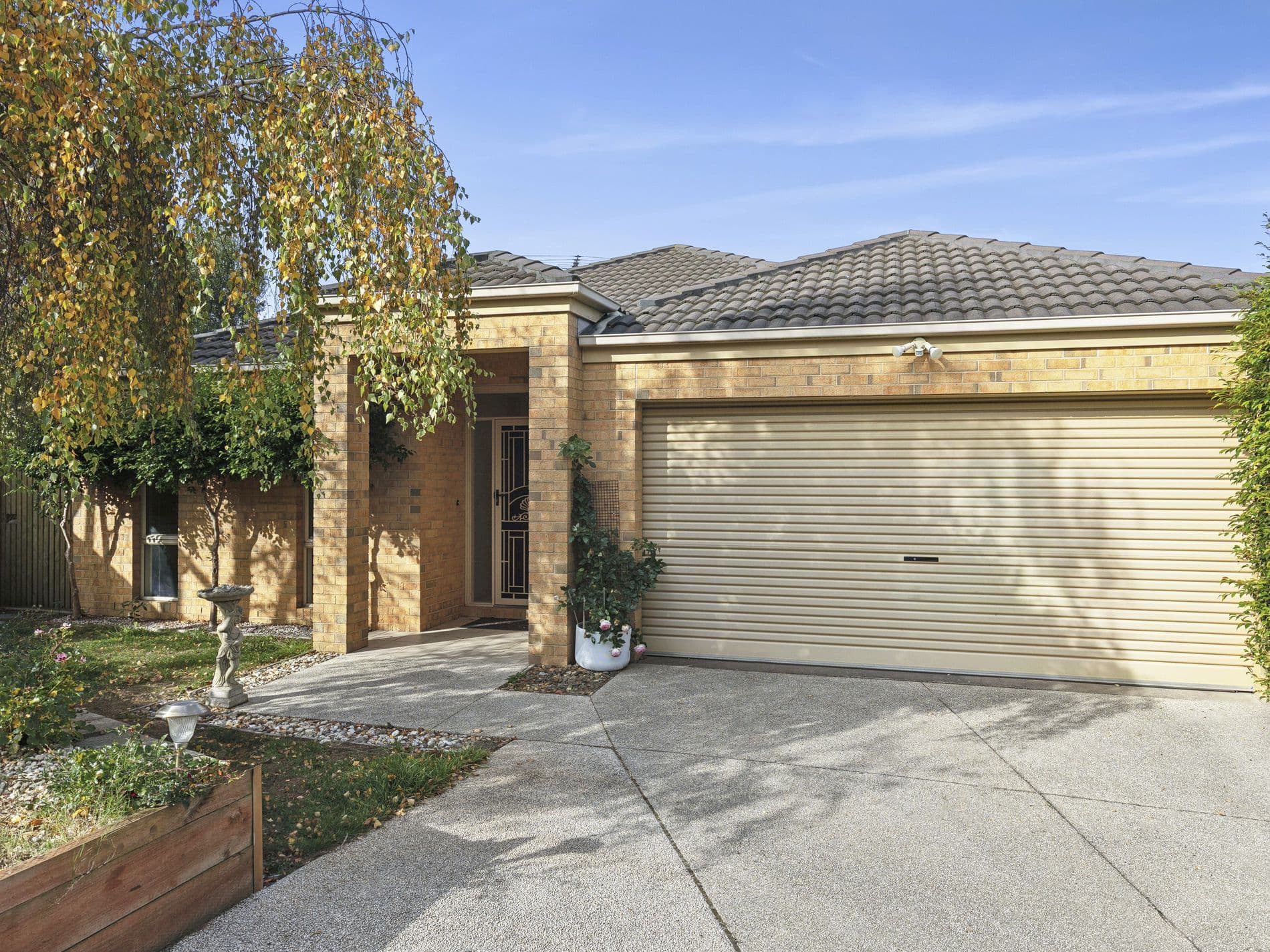 8 Dione Mews, Wandana Heights - Image 1