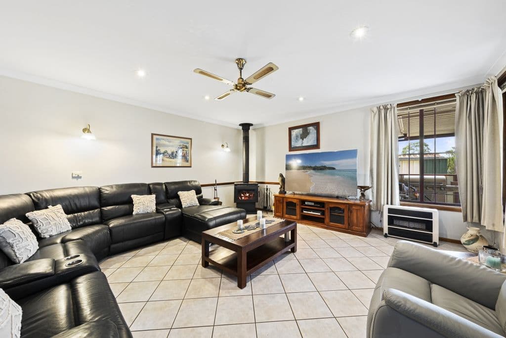 13 Beasley Close, Largs - Thumbnail 2
