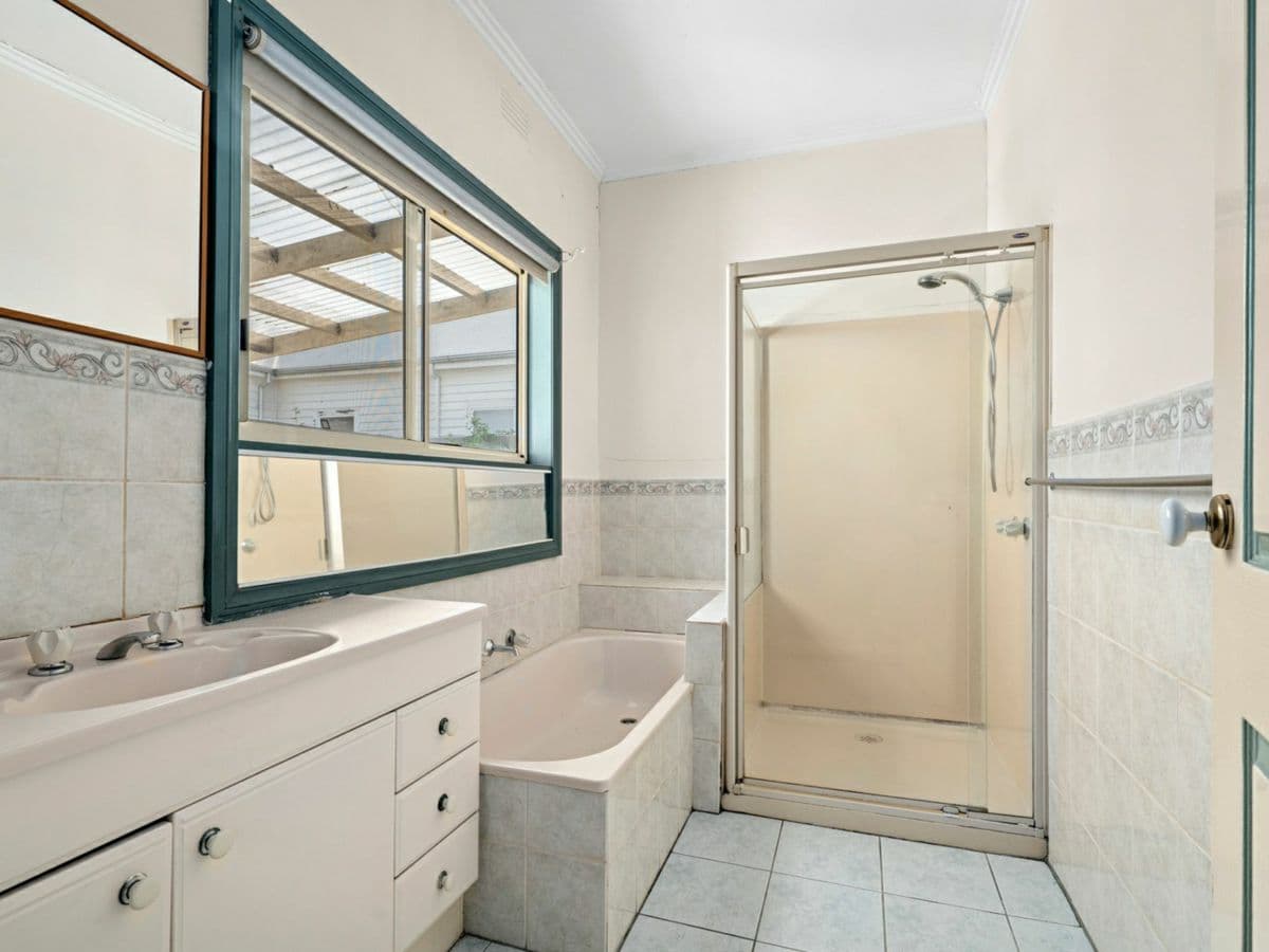 1/11 Alder Crescent, BELL PARK, Bell Park - Thumbnail 5