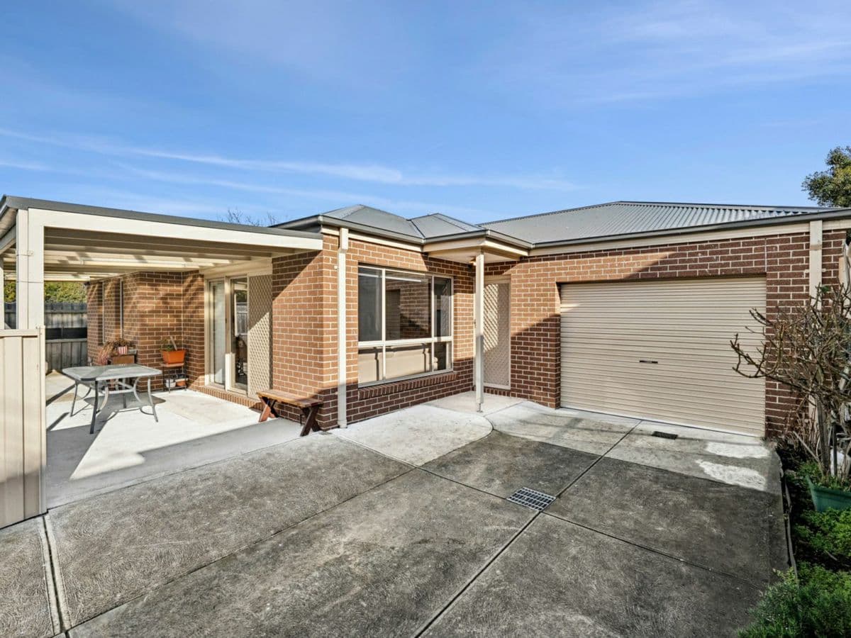 2/11 Alder Crescent, BELL PARK, Bell Park - Image 1