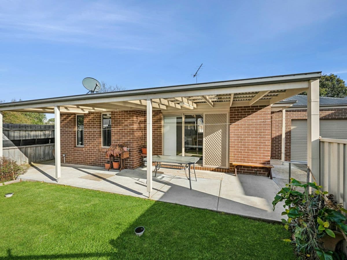 2/11 Alder Crescent, BELL PARK, Bell Park - Thumbnail 2