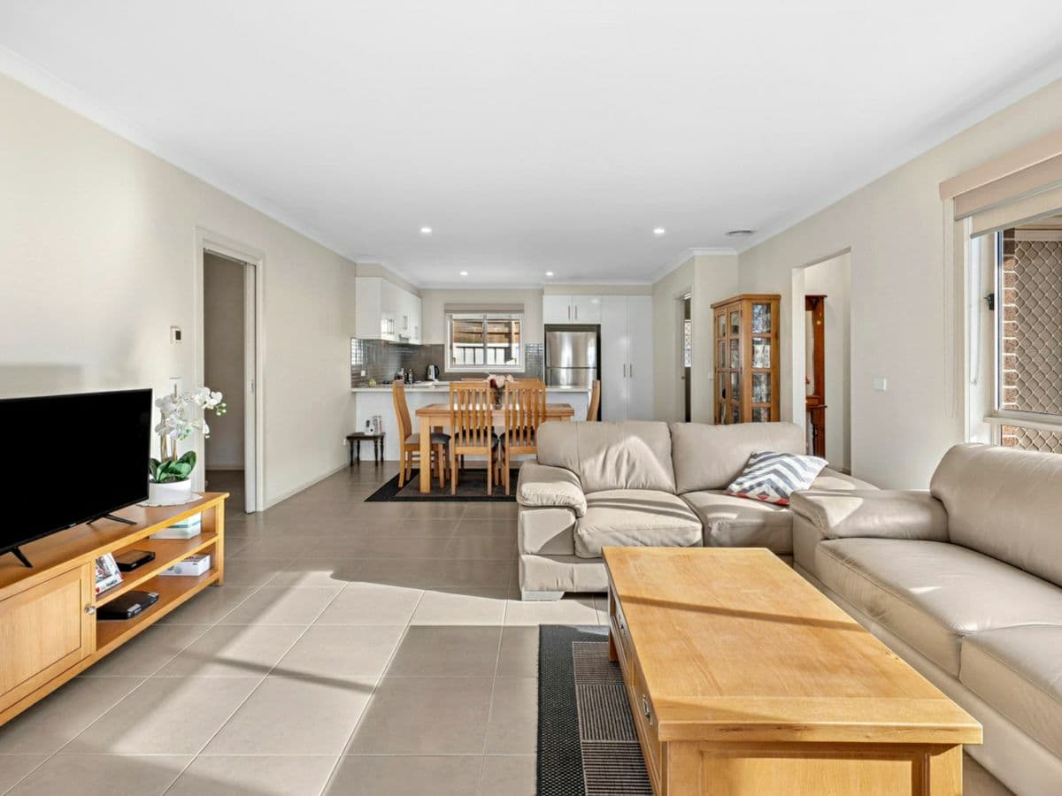 2/11 Alder Crescent, BELL PARK, Bell Park - Thumbnail 3
