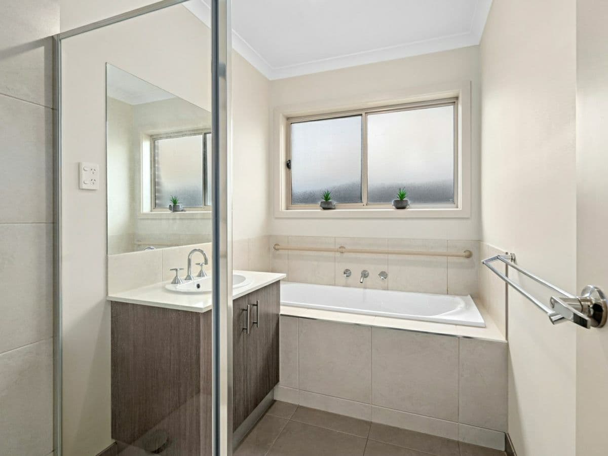 2/11 Alder Crescent, BELL PARK, Bell Park - Thumbnail 6