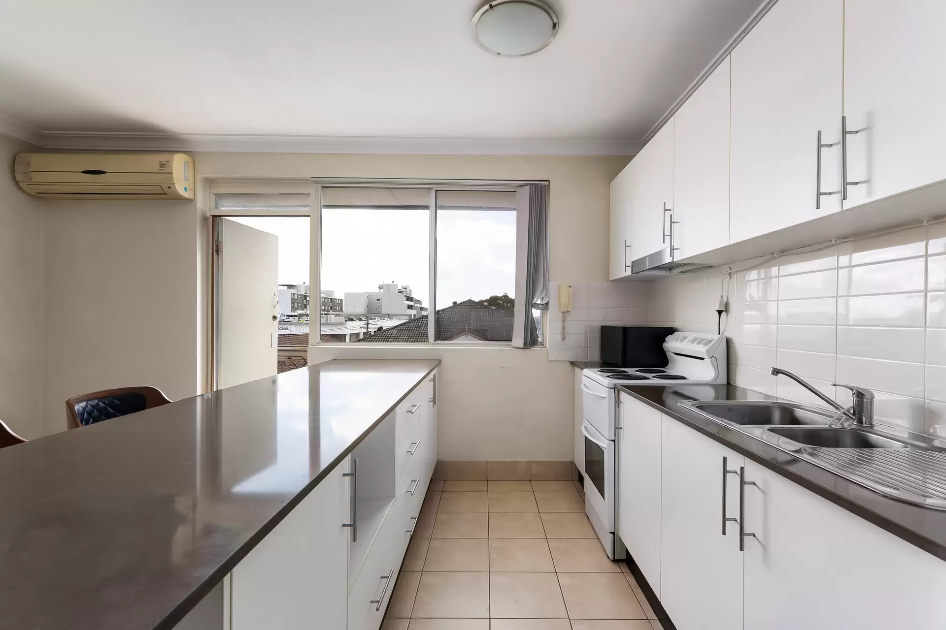 10/16 Northcote Street, Canterbury - Thumbnail 3