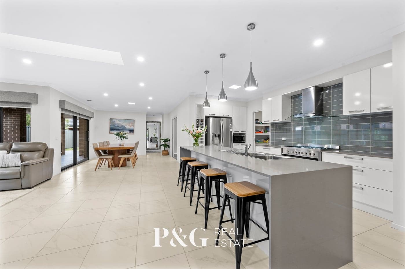 18 Marblelight Way, Clyde North - Thumbnail 2