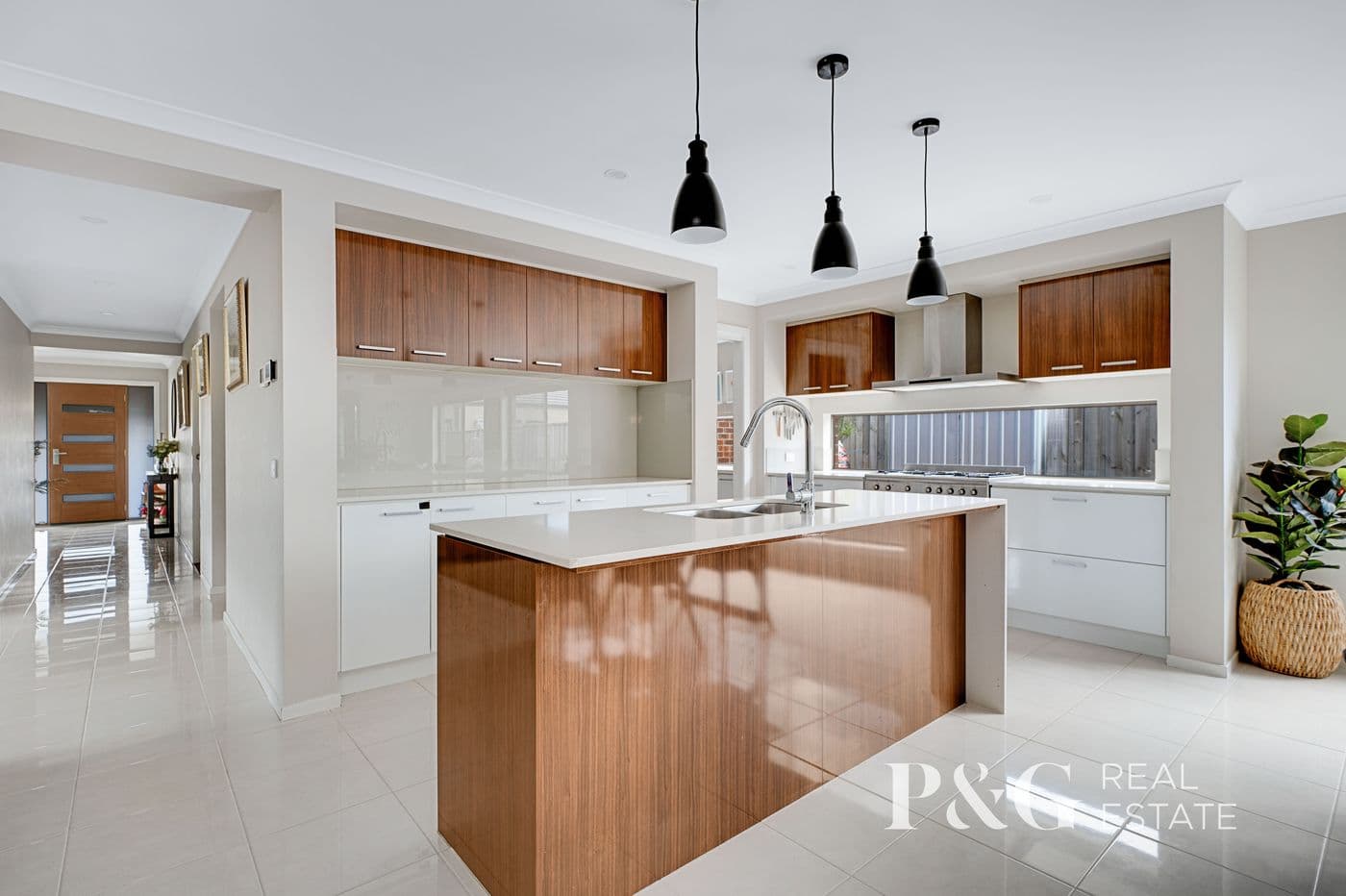 31 Simmental Drive, Clyde North - Thumbnail 2