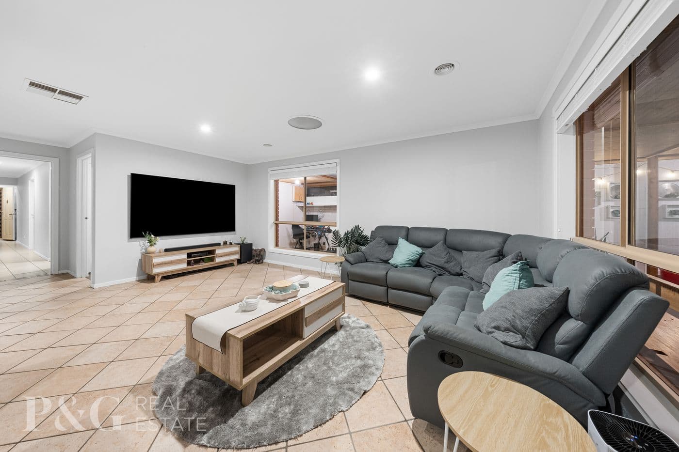 35 Elida Cres, Narre Warren South - Image 1