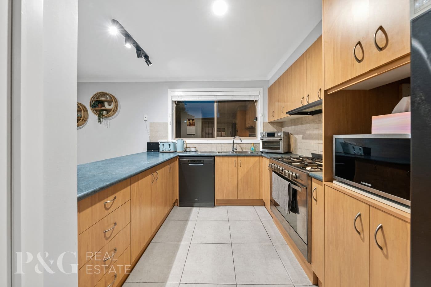 35 Elida Cres, Narre Warren South - Thumbnail 3