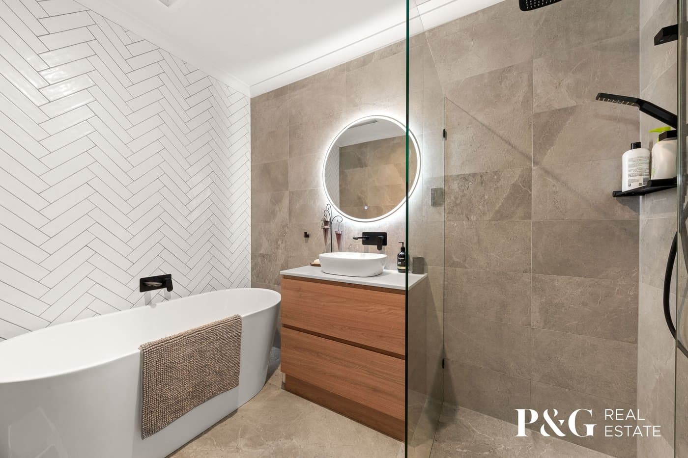 112 Hutchinson Drive, Lynbrook - Thumbnail 2