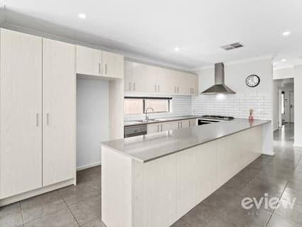 52 Royale Drive, Fraser Rise - Thumbnail 8