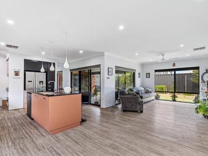 22 Dragonfly Boulevard, Lakelands - Thumbnail 7
