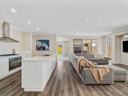 7 Breezy Way, Meadow Springs - Thumbnail 3