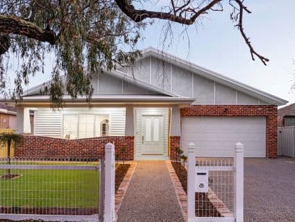 9 Exeter Street, Hadfield - Image 1