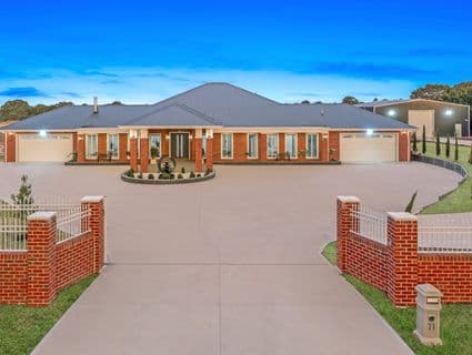 11 Rangeview Close, Mickleham - Image 1
